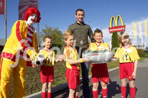 McDonalds Escorte Bundesländer Tour zur Euro 2008 mit Martin Hiden in McDonalds Filale Klagenfurt

Foto: Johannes Puch / Fotodienst
