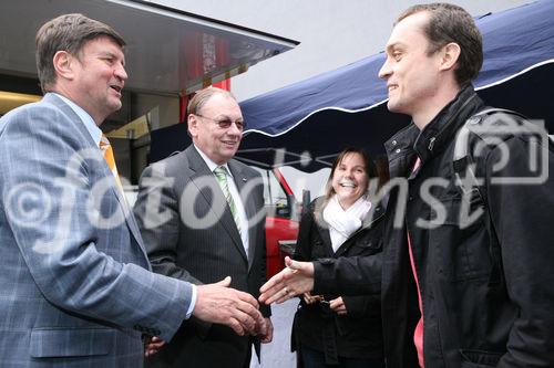 (C) fotodienst/Anna Rauchenberger - Wien, 25.4.2008 - Die neuen Mieter der Wohnhausanlage Welingergasse 3 im 23. Wiener Gemeindebezirk durften heute ihre Schlüssel entgegennehmen. FOTO v.l.: Bezirksvorsteher Manfred Wurm (Bezirksvorsteher für den 23. Bezirk), Walter Zwiauer (Vorstandsvorsitzender der GPA Privatstiftung), Mieter.