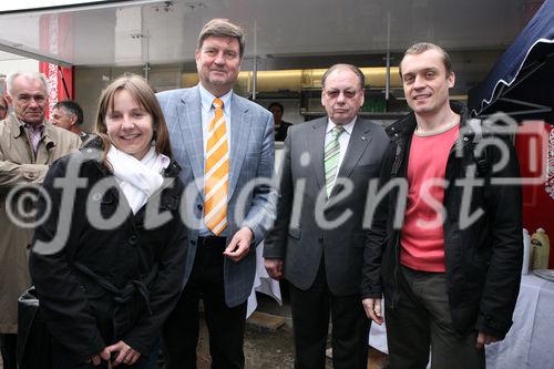 (C) fotodienst/Anna Rauchenberger - Wien, 25.4.2008 - Die neuen Mieter der Wohnhausanlage Welingergasse 3 im 23. Wiener Gemeindebezirk durften heute ihre Schlüssel entgegennehmen. FOTO v.l.: Mieterin, Bezirksvorsteher Manfred Wurm (Bezirksvorsteher für den 23. Bezirk), Mieter, Walter Zwiauer (Vorstandsvorsitzender der GPA Privatstiftung), 