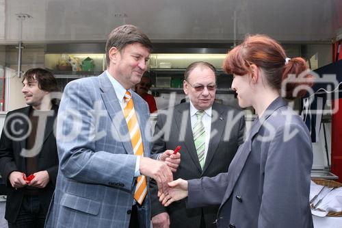 (C) fotodienst/Anna Rauchenberger - Wien, 25.4.2008 - Die neuen Mieter der Wohnhausanlage Welingergasse 3 im 23. Wiener Gemeindebezirk durften heute ihre Schlüssel entgegennehmen. FOTO v.l.: Bezirksvorsteher Manfred Wurm (Bezirksvorsteher für den 23. Bezirk), Walter Zwiauer (Vorstandsvorsitzender der GPA Privatstiftung), Mieterin.