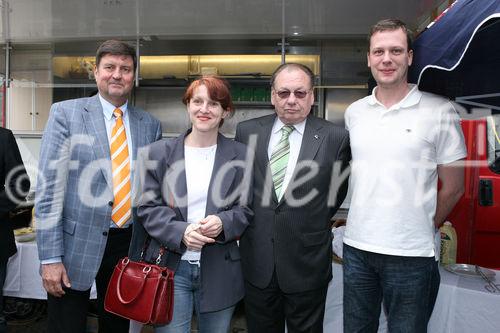 (C) fotodienst/Anna Rauchenberger - Wien, 25.4.2008 - Die neuen Mieter der Wohnhausanlage Welingergasse 3 im 23. Wiener Gemeindebezirk durften heute ihre Schlüssel entgegennehmen. FOTO v.l.: Bezirksvorsteher Manfred Wurm (Bezirksvorsteher für den 23. Bezirk), Mieterin,  Walter Zwiauer (Vorstandsvorsitzender der GPA Privatstiftung), Mieter.