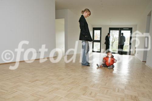 (C) fotodienst/Anna Rauchenberger - Wien, 25.4.2008 - Die neuen Mieter der Wohnhausanlage Welingergasse 3 im 23. Wiener Gemeindebezirk durften heute ihre Schlüssel entgegennehmen. FOTO: Mieterin in ihrer neuen Wohnung