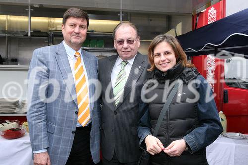 (C) fotodienst/Anna Rauchenberger - Wien, 25.4.2008 - Die neuen Mieter der Wohnhausanlage Welingergasse 3 im 23. Wiener Gemeindebezirk durften heute ihre Schlüssel entgegennehmen. FOTO v.l.: Bezirksvorsteher Manfred Wurm (Bezirksvorsteher für den 23. Bezirk), Mieterin,  Walter Zwiauer (Vorstandsvorsitzender der GPA Privatstiftung), Mieterin.