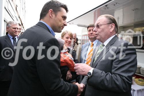 (C) fotodienst/Anna Rauchenberger - Wien, 25.4.2008 - Die neuen Mieter der Wohnhausanlage Welingergasse 3 im 23. Wiener Gemeindebezirk durften heute ihre Schlüssel entgegennehmen. FOTO v.l.: Mieter, Bezirksvorsteher Manfred Wurm (Bezirksvorsteher für den 23. Bezirk), Walter Zwiauer (Vorstandsvorsitzender der GPA Privatstiftung)