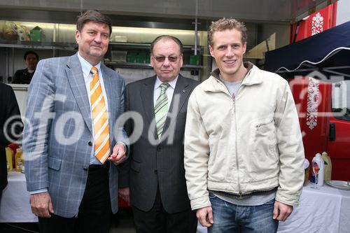 (C) fotodienst/Anna Rauchenberger - Wien, 25.4.2008 - Die neuen Mieter der Wohnhausanlage Welingergasse 3 im 23. Wiener Gemeindebezirk durften heute ihre Schlüssel entgegennehmen. FOTO v.l.: Bezirksvorsteher Manfred Wurm (Bezirksvorsteher für den 23. Bezirk), Walter Zwiauer (Vorstandsvorsitzender der GPA Privatstiftung), Mieter.