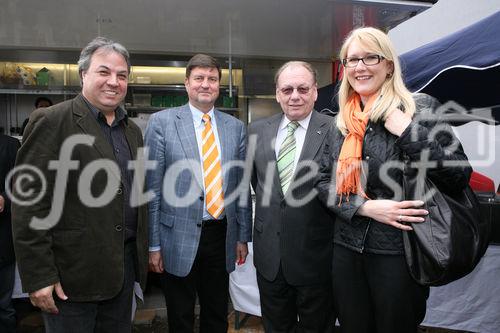 (C) fotodienst/Anna Rauchenberger - Wien, 25.4.2008 - Die neuen Mieter der Wohnhausanlage Welingergasse 3 im 23. Wiener Gemeindebezirk durften heute ihre Schlüssel entgegennehmen. FOTO v.l.: Mieter, Bezirksvorsteher Manfred Wurm (Bezirksvorsteher für den 23. Bezirk), Walter Zwiauer (Vorstandsvorsitzender der GPA Privatstiftung), Mieterin.