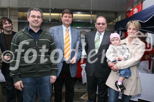 (C) fotodienst/Anna Rauchenberger - Wien, 25.4.2008 - Die neuen Mieter der Wohnhausanlage Welingergasse 3 im 23. Wiener Gemeindebezirk durften heute ihre Schlüssel entgegennehmen. FOTO v.l.: Mieter, Bezirksvorsteher Manfred Wurm (Bezirksvorsteher für den 23. Bezirk), Walter Zwiauer (Vorstandsvorsitzender der GPA Privatstiftung), Mieterin.