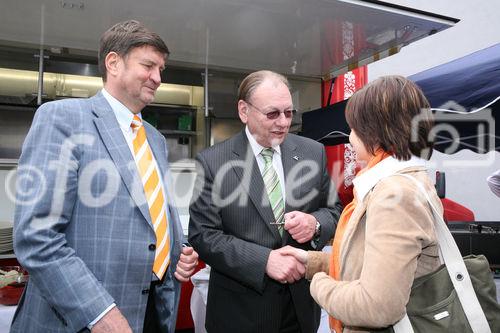 (C) fotodienst/Anna Rauchenberger - Wien, 25.4.2008 - Die neuen Mieter der Wohnhausanlage Welingergasse 3 im 23. Wiener Gemeindebezirk durften heute ihre Schlüssel entgegennehmen. FOTO v.l.: Bezirksvorsteher Manfred Wurm (Bezirksvorsteher für den 23. Bezirk), Walter Zwiauer (Vorstandsvorsitzender der GPA Privatstiftung), Mieterin.