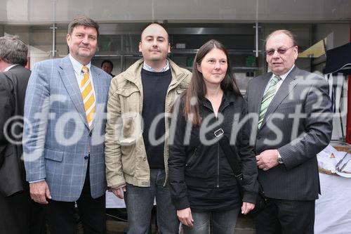 (C) fotodienst/Anna Rauchenberger - Wien, 25.4.2008 - Die neuen Mieter der Wohnhausanlage Welingergasse 3 im 23. Wiener Gemeindebezirk durften heute ihre Schlüssel entgegennehmen. FOTO v.l.: Bezirksvorsteher Manfred Wurm (Bezirksvorsteher für den 23. Bezirk), Mieter, Walter Zwiauer (Vorstandsvorsitzender der GPA Privatstiftung), 