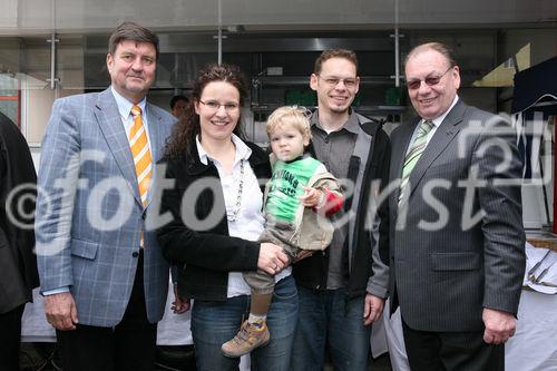 (C) fotodienst/Anna Rauchenberger - Wien, 25.4.2008 - Die neuen Mieter der Wohnhausanlage Welingergasse 3 im 23. Wiener Gemeindebezirk durften heute ihre Schlüssel entgegennehmen. FOTO v.l.:  Bezirksvorsteher Manfred Wurm (Bezirksvorsteher für den 23. Bezirk), Mieter, Walter Zwiauer (Vorstandsvorsitzender der GPA Privatstiftung)