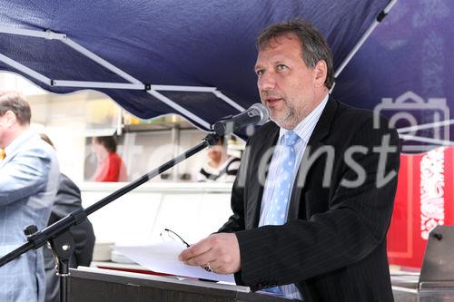 (C) fotodienst/Anna Rauchenberger - Wien, 25.4.2008 - Die neuen Mieter der Wohnhausanlage Welingergasse 3 im 23. Wiener Gemeindebezirk durften heute ihre Schlüssel entgegennehmen. FOTO: Mag. Michael Gehbauer (GF der Wohnbauvereinigung für Privatangestellte).