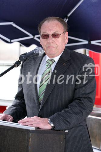 (C) fotodienst/Anna Rauchenberger - Wien, 25.4.2008 - Die neuen Mieter der Wohnhausanlage Welingergasse 3 im 23. Wiener Gemeindebezirk durften heute ihre Schlüssel entgegennehmen. FOTO: Walter Zwiauer (Vorstandsvorsitzender der GPA Privatstiftung)