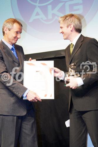 (c) fotodienst/Dan Carabas - Wien 24.04.08 - AKG mit Exportpreis der Außenwirtschaft Österreich ausgezeichnet - FOTO v.l.: Dr. Martin Bartenstein, Bundesminister für Wirtschaft und Arbeit, Alfred Reinprecht, Vice President für Marketing & Product Management bei AKG