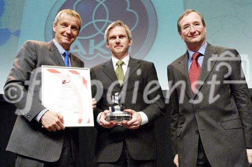 (c) fotodienst/Dan Carabas - Wien 24.04.08 - AKG mit Exportpreis der Außenwirtschaft Österreich ausgezeichnet - FOTO v.l.: Dr. Martin Bartenstein, Alfred Reinprecht, Dr. Christoph Leitl