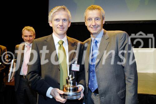 (c) fotodienst/Dan Carabas - Wien 24.04.08 - AKG mit Exportpreis der Außenwirtschaft Österreich ausgezeichnet - FOTO v.l.: Alfred Reinprecht, Vice President für Marketing & Product Management bei AKG, Dr. Martin Bartenstein Bundesminister für Wirtschaft und Arbeit