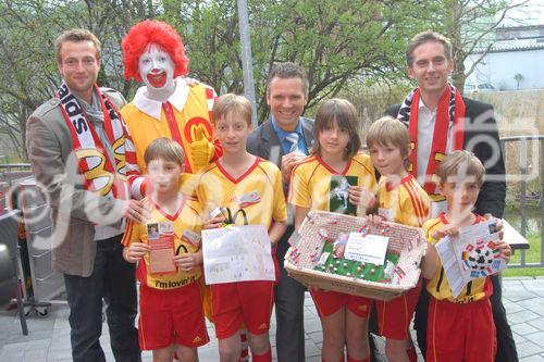 Darauf haben tausende Kinder aus Tirol und Vorarlberg gewartet - und das Warten hat sich gelohnt: Die ersten Teilnehmer zur McDonald's Fussball Escorte bei der UEFA EURO 2008 stehen fest. Am 24. April wurden die ersten Escorte Kinder im McDonald's Restaurant in Völs bei Innsbruck vorgestellt.