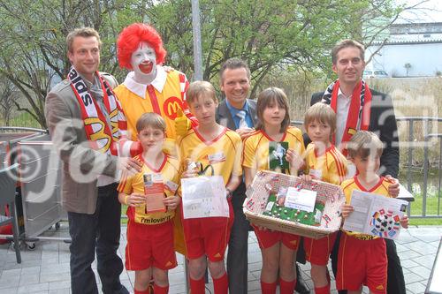 Darauf haben tausende Kinder aus Tirol und Vorarlberg gewartet - und das Warten hat sich gelohnt: Die ersten Teilnehmer zur McDonald's Fussball Escorte bei der UEFA EURO 2008 stehen fest. Am 24. April wurden die ersten Escorte Kinder im McDonald's Restaurant in Völs bei Innsbruck vorgestellt.