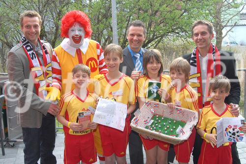 Darauf haben tausende Kinder aus Tirol und Vorarlberg gewartet - und das Warten hat sich gelohnt: Die ersten Teilnehmer zur McDonald's Fussball Escorte bei der UEFA EURO 2008 stehen fest. Am 24. April wurden die ersten Escorte Kinder im McDonald's Restaurant in Völs bei Innsbruck vorgestellt.