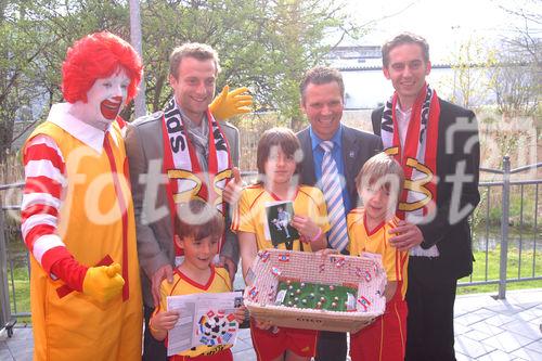 Darauf haben tausende Kinder aus Tirol und Vorarlberg gewartet - und das Warten hat sich gelohnt: Die ersten Teilnehmer zur McDonald's Fussball Escorte bei der UEFA EURO 2008 stehen fest. Am 24. April wurden die ersten Escorte Kinder im McDonald's Restaurant in Völs bei Innsbruck vorgestellt.