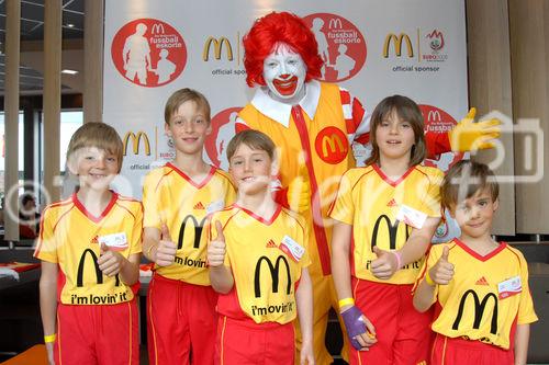 Darauf haben tausende Kinder aus Tirol und Vorarlberg gewartet - und das Warten hat sich gelohnt: Die ersten Teilnehmer zur McDonald's Fussball Escorte bei der UEFA EURO 2008 stehen fest. Am 24. April wurden die ersten Escorte Kinder im McDonald's Restaurant in Völs bei Innsbruck vorgestellt.