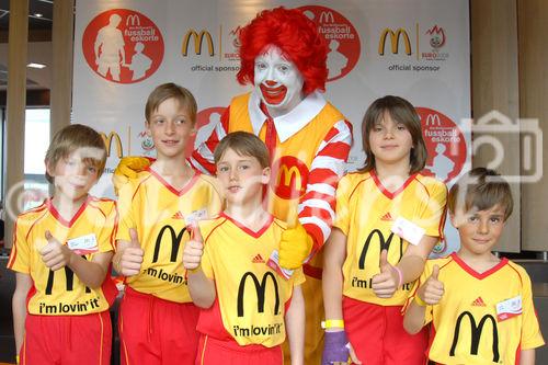 Darauf haben tausende Kinder aus Tirol und Vorarlberg gewartet - und das Warten hat sich gelohnt: Die ersten Teilnehmer zur McDonald's Fussball Escorte bei der UEFA EURO 2008 stehen fest. Am 24. April wurden die ersten Escorte Kinder im McDonald's Restaurant in Völs bei Innsbruck vorgestellt.