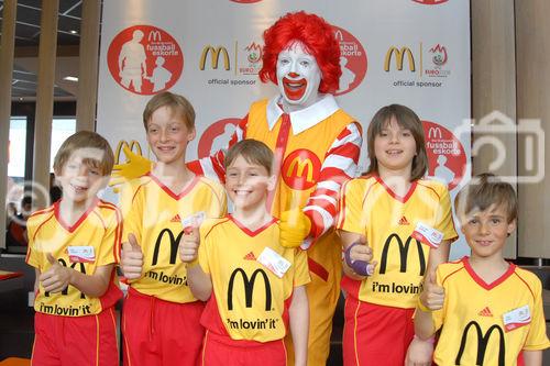 Darauf haben tausende Kinder aus Tirol und Vorarlberg gewartet - und das Warten hat sich gelohnt: Die ersten Teilnehmer zur McDonald's Fussball Escorte bei der UEFA EURO 2008 stehen fest. Am 24. April wurden die ersten Escorte Kinder im McDonald's Restaurant in Völs bei Innsbruck vorgestellt.