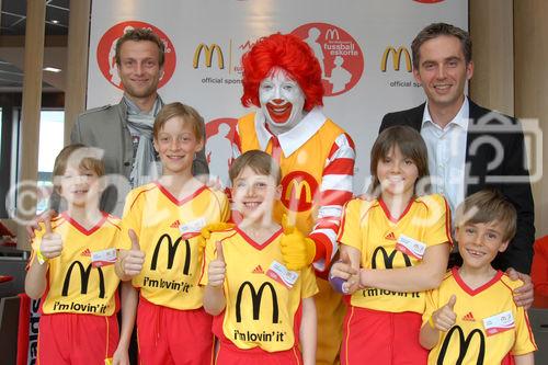 Darauf haben tausende Kinder aus Tirol und Vorarlberg gewartet - und das Warten hat sich gelohnt: Die ersten Teilnehmer zur McDonald's Fussball Escorte bei der UEFA EURO 2008 stehen fest. Am 24. April wurden die ersten Escorte Kinder im McDonald's Restaurant in Völs bei Innsbruck vorgestellt.