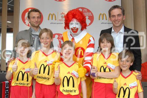 Darauf haben tausende Kinder aus Tirol und Vorarlberg gewartet - und das Warten hat sich gelohnt: Die ersten Teilnehmer zur McDonald's Fussball Escorte bei der UEFA EURO 2008 stehen fest. Am 24. April wurden die ersten Escorte Kinder im McDonald's Restaurant in Völs bei Innsbruck vorgestellt.