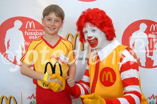 Darauf haben tausende Kinder aus Tirol und Vorarlberg gewartet - und das Warten hat sich gelohnt: Die ersten Teilnehmer zur McDonald's Fussball Escorte bei der UEFA EURO 2008 stehen fest. Am 24. April wurden die ersten Escorte Kinder im McDonald's Restaurant in Völs bei Innsbruck vorgestellt.