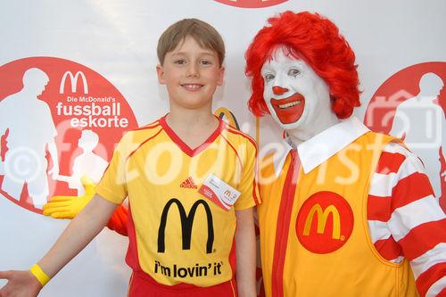 Darauf haben tausende Kinder aus Tirol und Vorarlberg gewartet - und das Warten hat sich gelohnt: Die ersten Teilnehmer zur McDonald's Fussball Escorte bei der UEFA EURO 2008 stehen fest. Am 24. April wurden die ersten Escorte Kinder im McDonald's Restaurant in Völs bei Innsbruck vorgestellt.