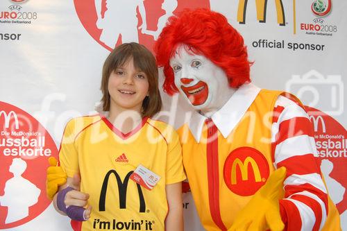 Darauf haben tausende Kinder aus Tirol und Vorarlberg gewartet - und das Warten hat sich gelohnt: Die ersten Teilnehmer zur McDonald's Fussball Escorte bei der UEFA EURO 2008 stehen fest. Am 24. April wurden die ersten Escorte Kinder im McDonald's Restaurant in Völs bei Innsbruck vorgestellt.