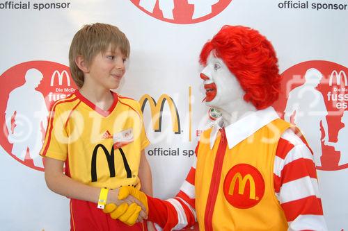 Darauf haben tausende Kinder aus Tirol und Vorarlberg gewartet - und das Warten hat sich gelohnt: Die ersten Teilnehmer zur McDonald's Fussball Escorte bei der UEFA EURO 2008 stehen fest. Am 24. April wurden die ersten Escorte Kinder im McDonald's Restaurant in Völs bei Innsbruck vorgestellt.