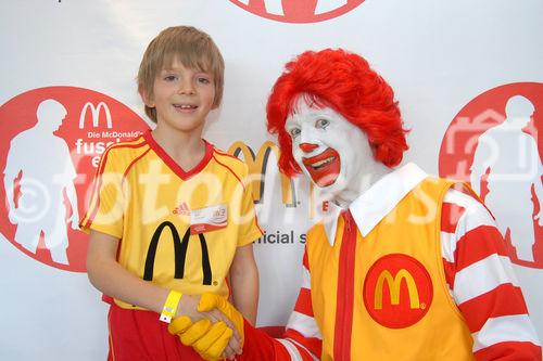 Darauf haben tausende Kinder aus Tirol und Vorarlberg gewartet - und das Warten hat sich gelohnt: Die ersten Teilnehmer zur McDonald's Fussball Escorte bei der UEFA EURO 2008 stehen fest. Am 24. April wurden die ersten Escorte Kinder im McDonald's Restaurant in Völs bei Innsbruck vorgestellt.