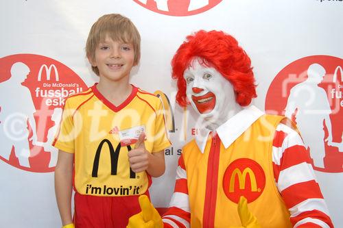 Darauf haben tausende Kinder aus Tirol und Vorarlberg gewartet - und das Warten hat sich gelohnt: Die ersten Teilnehmer zur McDonald's Fussball Escorte bei der UEFA EURO 2008 stehen fest. Am 24. April wurden die ersten Escorte Kinder im McDonald's Restaurant in Völs bei Innsbruck vorgestellt.