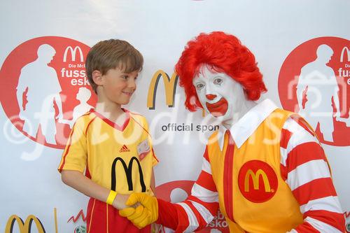 Darauf haben tausende Kinder aus Tirol und Vorarlberg gewartet - und das Warten hat sich gelohnt: Die ersten Teilnehmer zur McDonald's Fussball Escorte bei der UEFA EURO 2008 stehen fest. Am 24. April wurden die ersten Escorte Kinder im McDonald's Restaurant in Völs bei Innsbruck vorgestellt.