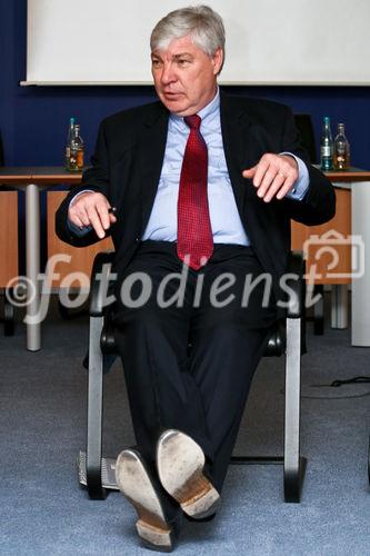 Girls' Day: Michael Sommer (Bundesvorsitzender des Deutschen Gewerkschaftsbundes) im Gespräch mit Schülerinnen der 9. Klasse. (C)Fotodienst/Jan-Paul Kupser