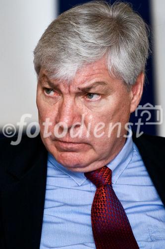 Girls' Day: Michael Sommer (Bundesvorsitzender des Deutschen Gewerkschaftsbundes) im Gespräch mit Schülerinnen der 9. Klasse. (C)Fotodienst/Jan-Paul Kupser