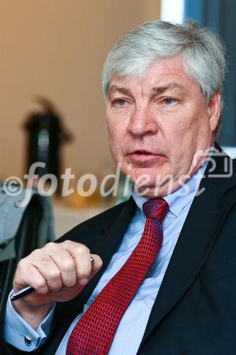 Girls' Day: Michael Sommer (Bundesvorsitzender des Deutschen Gewerkschaftsbundes) im Gespräch mit Schülerinnen der 9. Klasse. (C)Fotodienst/Jan-Paul Kupser