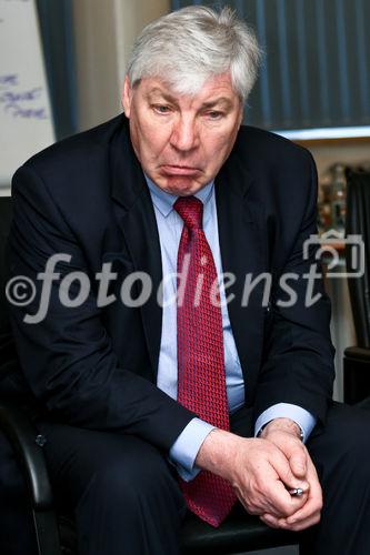 Girls' Day: Michael Sommer (Bundesvorsitzender des Deutschen Gewerkschaftsbundes) im Gespräch mit Schülerinnen der 9. Klasse. (C)Fotodienst/Jan-Paul Kupser