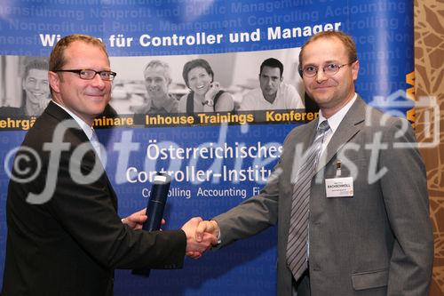 (C) fotodienst/Anna Rauchenberger - Wien, 22.4.2008 - Das Österreichisches Controller Institut konnte wieder zahlreichen Absolventen die Controller-Diplome in feierlichem Rahmen überreichen. FOTO: Bernd Kadic, Geschäftsführer des ÖCI, überreicht Diplome an die Absolventen.