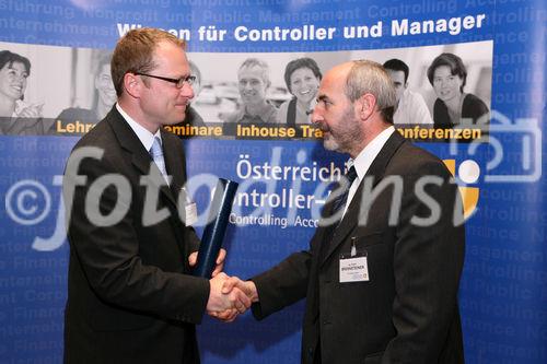 (C) fotodienst/Anna Rauchenberger - Wien, 22.4.2008 - Das Österreichisches Controller Institut konnte wieder zahlreichen Absolventen die Controller-Diplome in feierlichem Rahmen überreichen. FOTO: Bernd Kadic, Geschäftsführer des ÖCI, überreicht Diplome an die Absolventen.