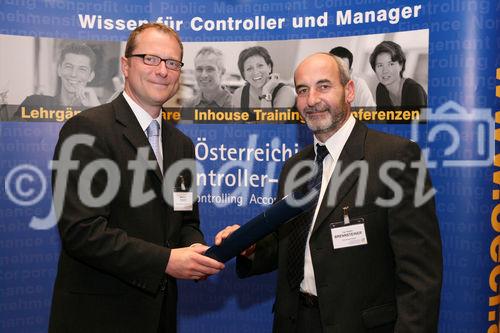 (C) fotodienst/Anna Rauchenberger - Wien, 22.4.2008 - Das Österreichisches Controller Institut konnte wieder zahlreichen Absolventen die Controller-Diplome in feierlichem Rahmen überreichen. FOTO: Bernd Kadic, Geschäftsführer des ÖCI, überreicht Diplome an die Absolventen.