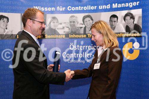 (C) fotodienst/Anna Rauchenberger - Wien, 22.4.2008 - Das Österreichisches Controller Institut konnte wieder zahlreichen Absolventen die Controller-Diplome in feierlichem Rahmen überreichen. FOTO: Bernd Kadic, Geschäftsführer des ÖCI, überreicht Diplome an die Absolventen.