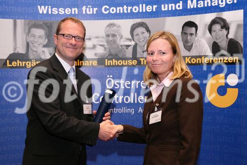 (C) fotodienst/Anna Rauchenberger - Wien, 22.4.2008 - Das Österreichisches Controller Institut konnte wieder zahlreichen Absolventen die Controller-Diplome in feierlichem Rahmen überreichen. FOTO: Bernd Kadic, Geschäftsführer des ÖCI, überreicht Diplome an die Absolventen.