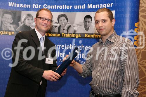 (C) fotodienst/Anna Rauchenberger - Wien, 22.4.2008 - Das Österreichisches Controller Institut konnte wieder zahlreichen Absolventen die Controller-Diplome in feierlichem Rahmen überreichen. FOTO: Bernd Kadic, Geschäftsführer des ÖCI, überreicht Diplome an die Absolventen.