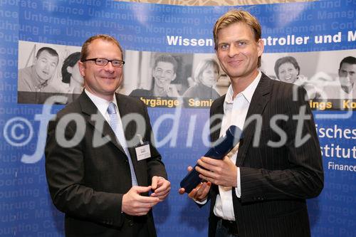 (C) fotodienst/Anna Rauchenberger - Wien, 22.4.2008 - Das Österreichisches Controller Institut konnte wieder zahlreichen Absolventen die Controller-Diplome in feierlichem Rahmen überreichen. FOTO: Bernd Kadic, Geschäftsführer des ÖCI, überreicht Diplome an die Absolventen.