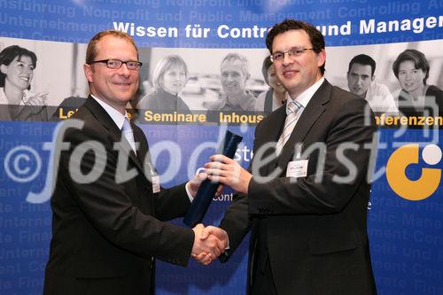 (C) fotodienst/Anna Rauchenberger - Wien, 22.4.2008 - Das Österreichisches Controller Institut konnte wieder zahlreichen Absolventen die Controller-Diplome in feierlichem Rahmen überreichen. FOTO: Bernd Kadic, Geschäftsführer des ÖCI, überreicht Diplome an die Absolventen.