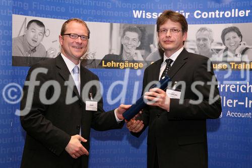 (C) fotodienst/Anna Rauchenberger - Wien, 22.4.2008 - Das Österreichisches Controller Institut konnte wieder zahlreichen Absolventen die Controller-Diplome in feierlichem Rahmen überreichen. FOTO: Bernd Kadic, Geschäftsführer des ÖCI, überreicht Diplome an die Absolventen.