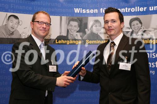 (C) fotodienst/Anna Rauchenberger - Wien, 22.4.2008 - Das Österreichisches Controller Institut konnte wieder zahlreichen Absolventen die Controller-Diplome in feierlichem Rahmen überreichen. FOTO: Bernd Kadic, Geschäftsführer des ÖCI, überreicht Diplome an die Absolventen.