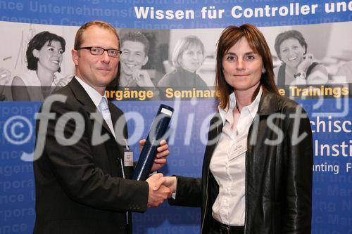 (C) fotodienst/Anna Rauchenberger - Wien, 22.4.2008 - Das Österreichisches Controller Institut konnte wieder zahlreichen Absolventen die Controller-Diplome in feierlichem Rahmen überreichen. FOTO: Bernd Kadic, Geschäftsführer des ÖCI, überreicht Diplome an die Absolventen.